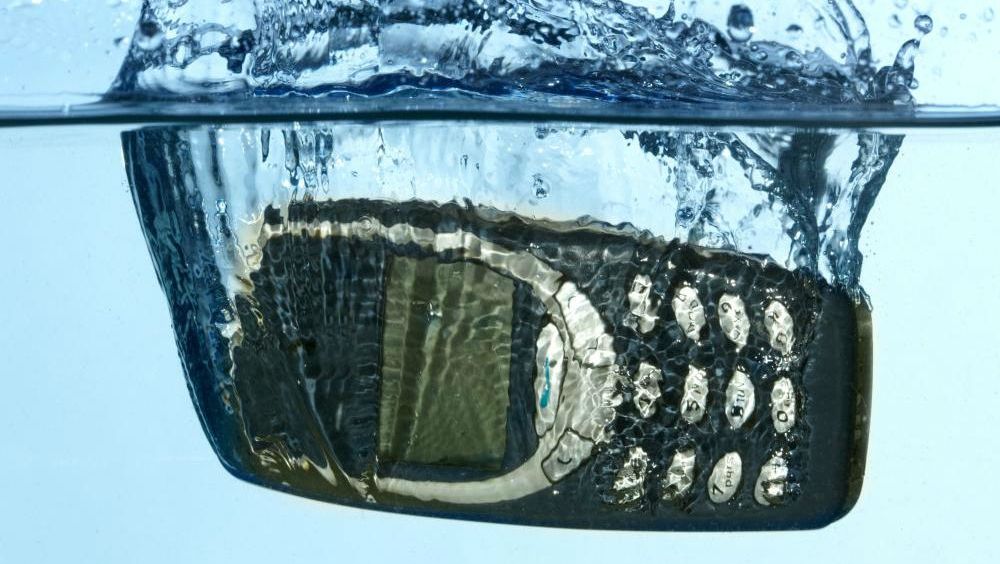 Soluțiile care ÎȚI VOR SALVA telefonul după ce cade în apă! Este INCREDIBIL de simplu