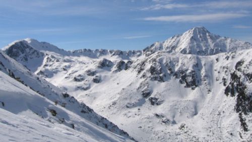 TURIŞTI rămaşi BLOCAŢI cu maşina pe un drum din Masivul Bucegi, ajutaţi de jandarmii montani