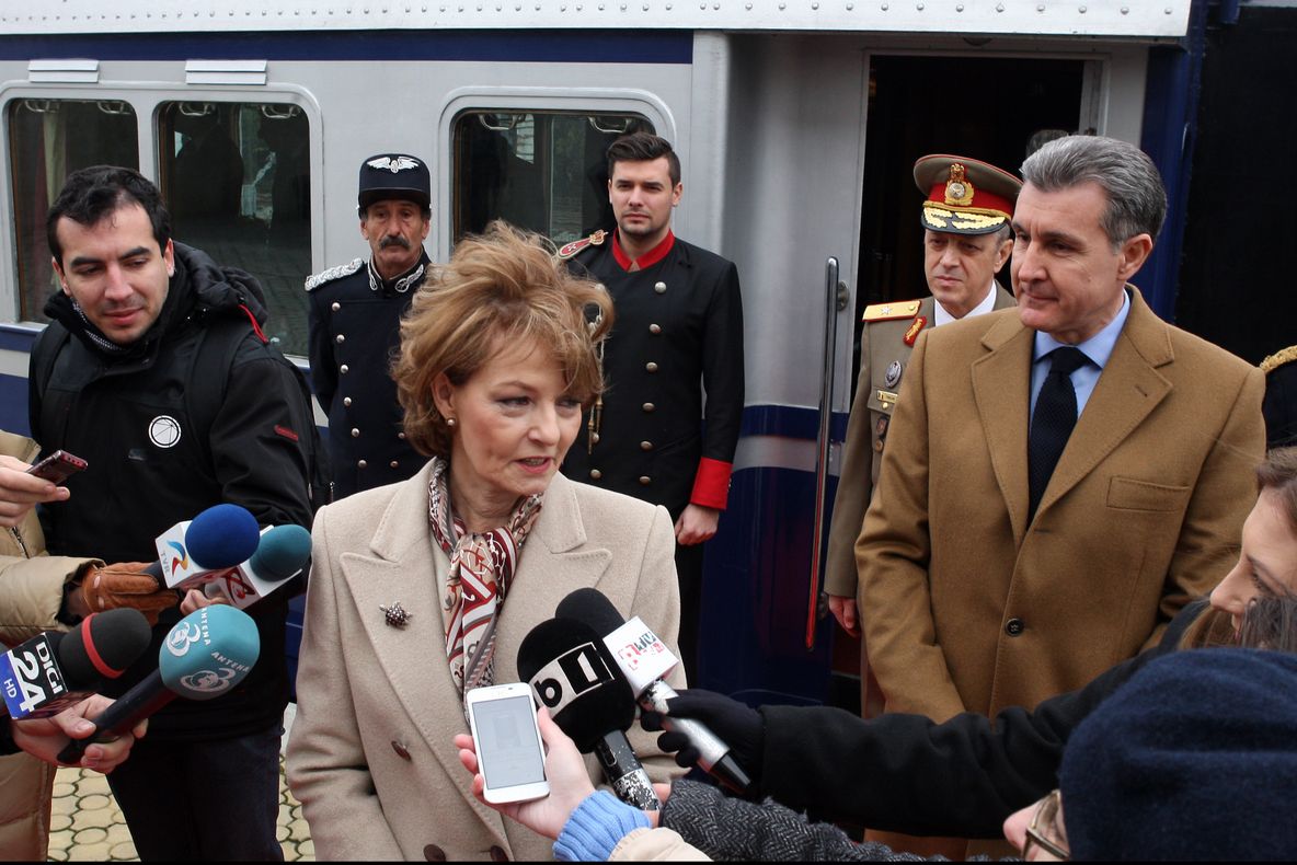 Aproximativ 200 de persoane, în Gara regală din Sinaia, la plecarea trenului regal