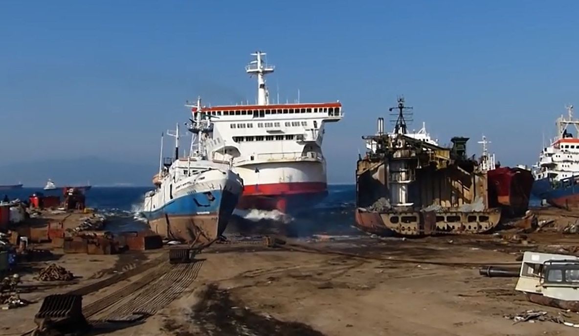 VIDEO SPECTACULOS: Momentul în care un vapor uriaş eşuează, la viteză maximă