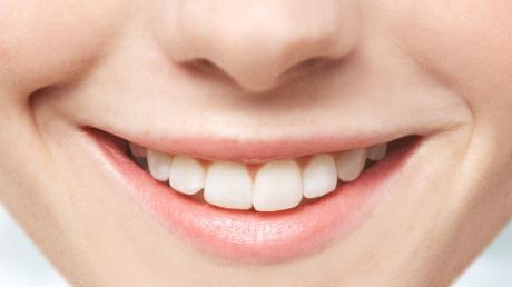 Ai DINŢII ÎNGĂLBENIŢI? Uite ce poţi folosi pentru albire