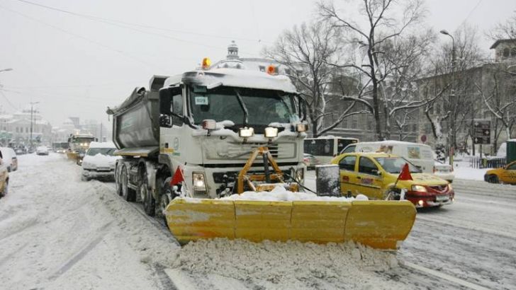 Bucureştiul sub ZĂPADĂ: Semafoare defecte, copaci căzuţi, maşini avariate
