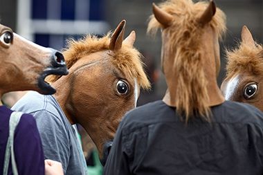 Anul Nou 2015. Cele mai bizare tradiţii din lume. PRIMUL OM care îţi intră azi în casă...
