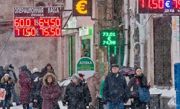 Rușii sărbătoresc azi ANUL NOU. Rubla, în picaj și în 2015