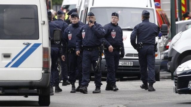 Român înarmat cu un cuţit, reţinut în faţa unei moschei din Franţa: A ameninţat cu moartea musulmani