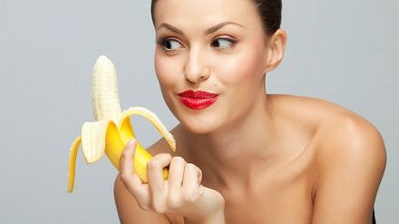 Arunci coaja de banană? Iată câte lucruri poţi face cu aceasta