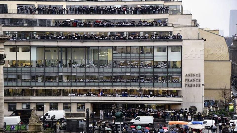 OMAGIU adus CHARLIE HEBDO. CEA mai EMOȚIONANTĂ FOTOGRAFIE