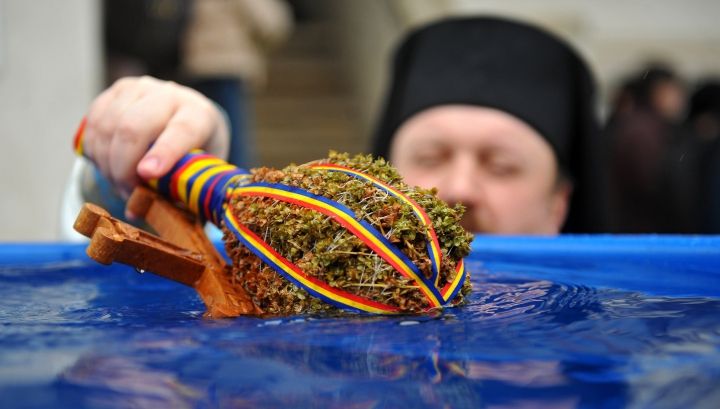 Ce misiune au pompierii în România: împart 130.000 de sticle de agiasmă de Bobotează