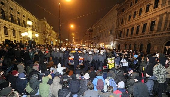 Violenţe la balul extremei drepte, la Viena: 6 poliţişti, răniţi şi 54 de manifestanţi, arestaţi
