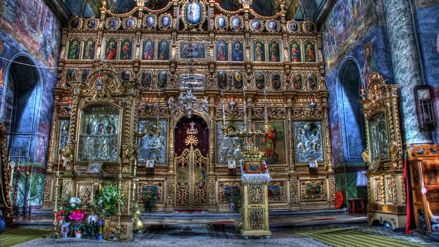 De ce nu au voie femeile în altar