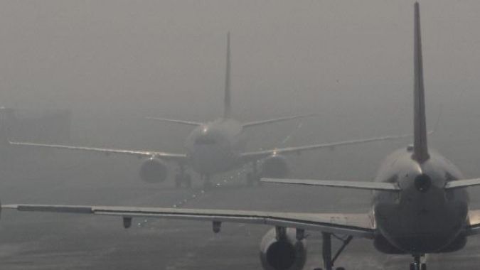Mai multe curse aeriene, întârziate din cauza ceţii