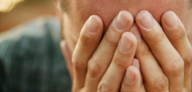 SPORTIV AGRESAT la antrenament de mai multe PERSOANE ÎNARMATE 