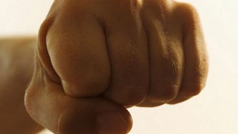 Poliţist muşcat de nas de un diplomat. S-a întâmplat ÎN TRAFIC, după o bătaie