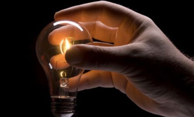 Un tânăr din Vaslui a încercat să schimbe un bec. Ce a urmat...