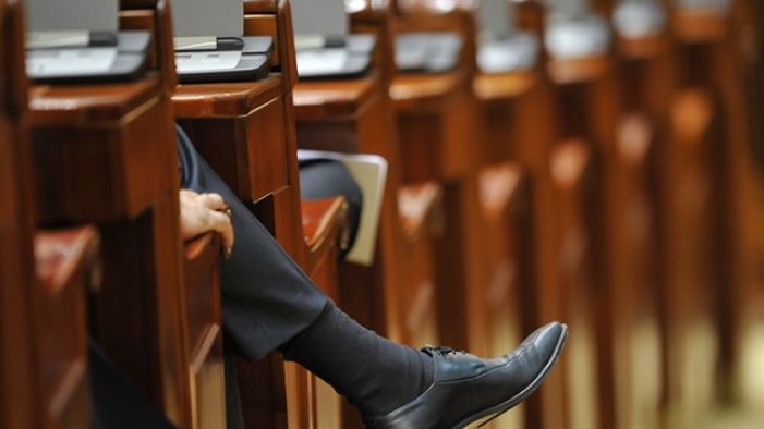 Un deputat îi trimite pe politicieni LA PSIHOLOG: "E plin de ţicniţi!"