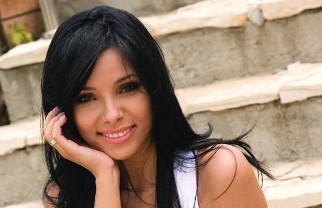 Cum a petrecut Corina Caragea Revelionul: în costum de baie, pe plajă