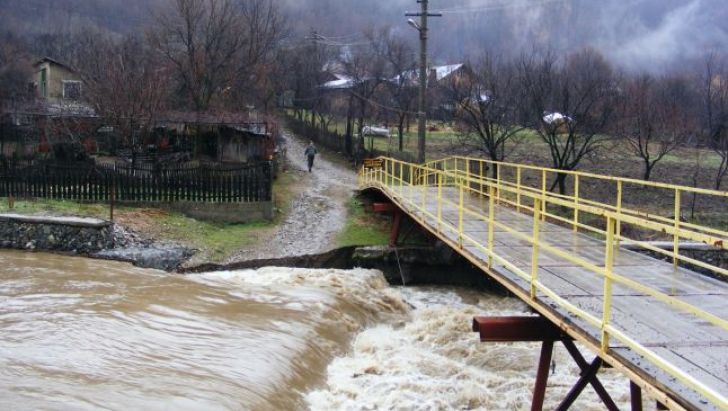 Cod galben de inundații pe râuri din bazinele hidrografice din 11 județe, până luni după amiază 