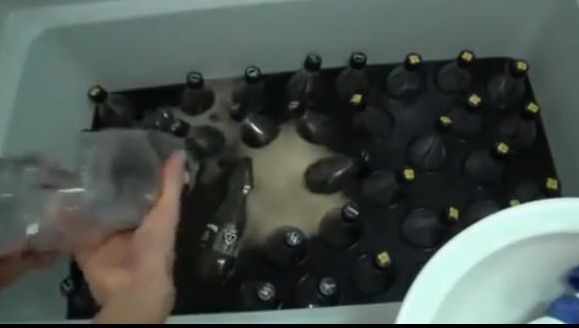 A facut baie intr-o cada plina cu Coca Cola si bomboane Mentos. Nu o sa-ti vina sa crezi ce a patit!