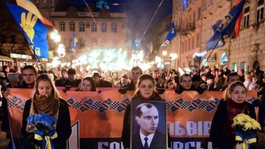 UCRAINA. Mii de ultranaționaliști au DEFLIAT cu torțe, pe stradă, la KIEV