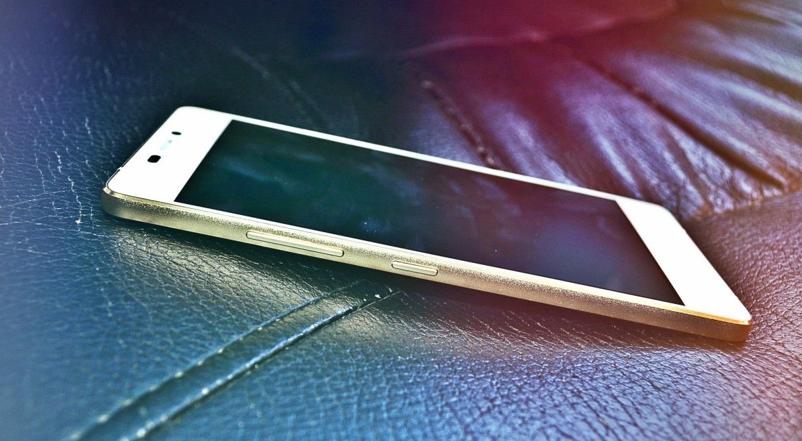 Unul dintre cele mai SUBȚIRI telefoane din lume are NUME ROMÂNESC. Merită să ți-l cumperi? 