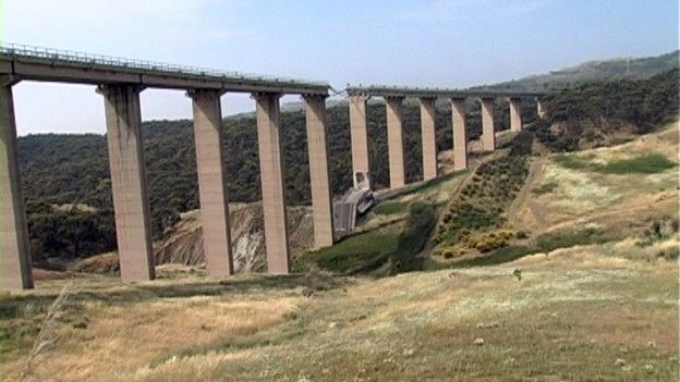 SCANDAL uriaș în Italia. Un pod s-a prăbușit la puțin timp de la inaugurare