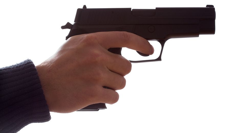 Caz incredibil la Bacău: A tras cu un pistol într-un bar când i s-a adus nota de plată