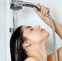 Nu e bine să faci duş zilnic. Dermatologii au explicat de ce 