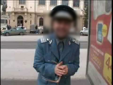 Bancul zilei. Ce faci aici, sub felinar, o întreabă polițaiul!