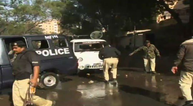 Consulatul francez, luat cu asalt în Pakistan, din pricina copertei cu Mahomed din CHARLIE HEBDO