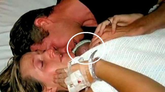 INCREDIBIL: Ce i-a făcut o mamă propriului bebeluş, la două ore după ce medicii l-au declarat mort 