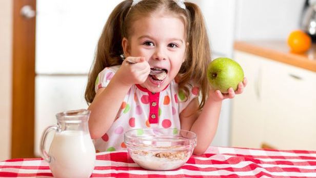 Cât lapte ar trebui să bea copiii? O doză prea mare poate duce la probleme de sănătate