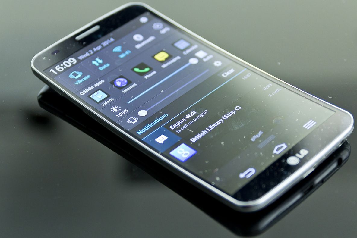 LG ne UIMEȘTE din nou: Aduce în America CEL MAI INTERESANT telefon pe care o să-l vezi!