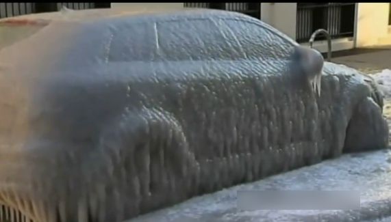 ŞOCANT - A aruncat cu apă fierbinte pe parbrizul îngheţat. Iată ce s-a întâmplat!