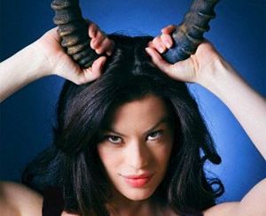 10 tipuri de femei pe care bărbaţii le OCOLESC