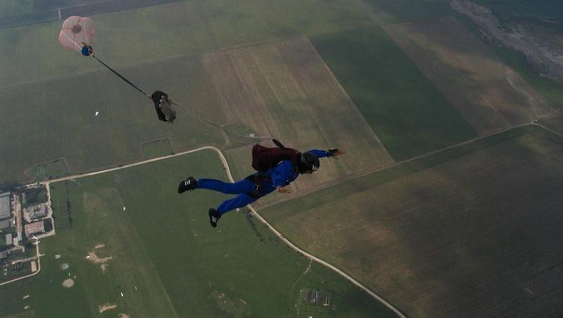 Treisprezece paraşutişti au reuşit să sară dintr-un avion care se prăbuşea, în Noua Zeelandă