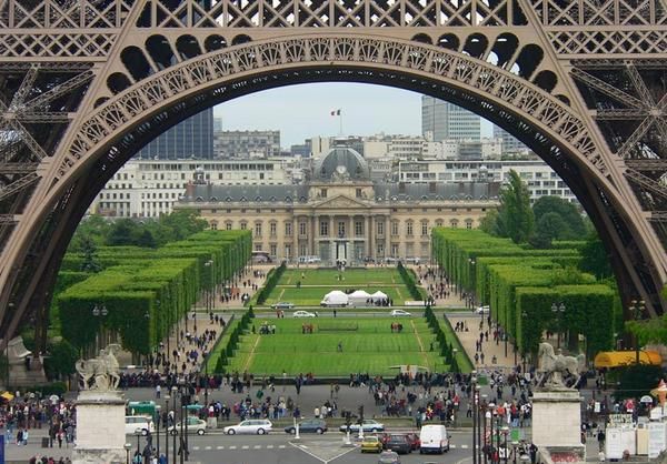 Motive de îngrijorare la Paris. Capitala Franţei, survolată de 12 drone noaptea trecută