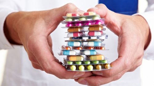 Percheziţii la mafia medicală: în farmacii se vindeau medicamente false pentru boli grave