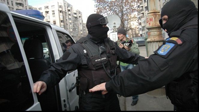 Percheziţii la persoane care au spart mai multe locuinţe, printre care şi casa lui Theodor Stolojan