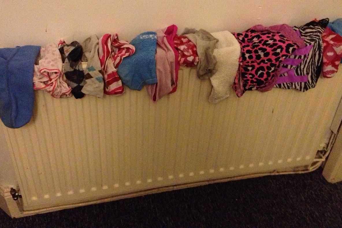 NU îţi mai usca rufele în casă, pe calorifer! Iată ce boli grave rişti