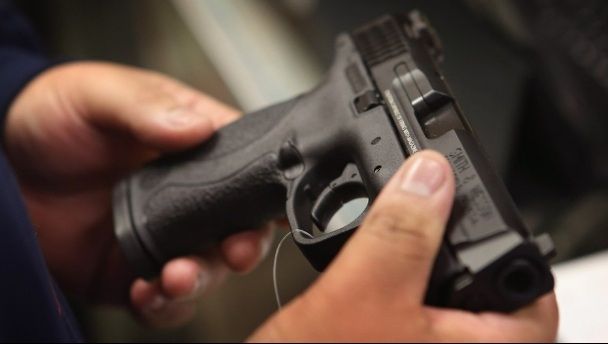 A sunat la 911 şi a spus că prietenul ei moare. Ce a făcut dispecerul este fără milă