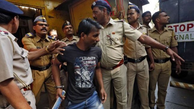 REVOLTĂTOR. Doi polițiști au ARESTAT o fată de 14 ani, după care au VIOLAT-O