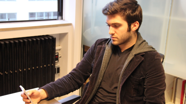 Un tânăr primeşte zilnic oferte de angajare de la Apple şi le REFUZĂ fără să le citească