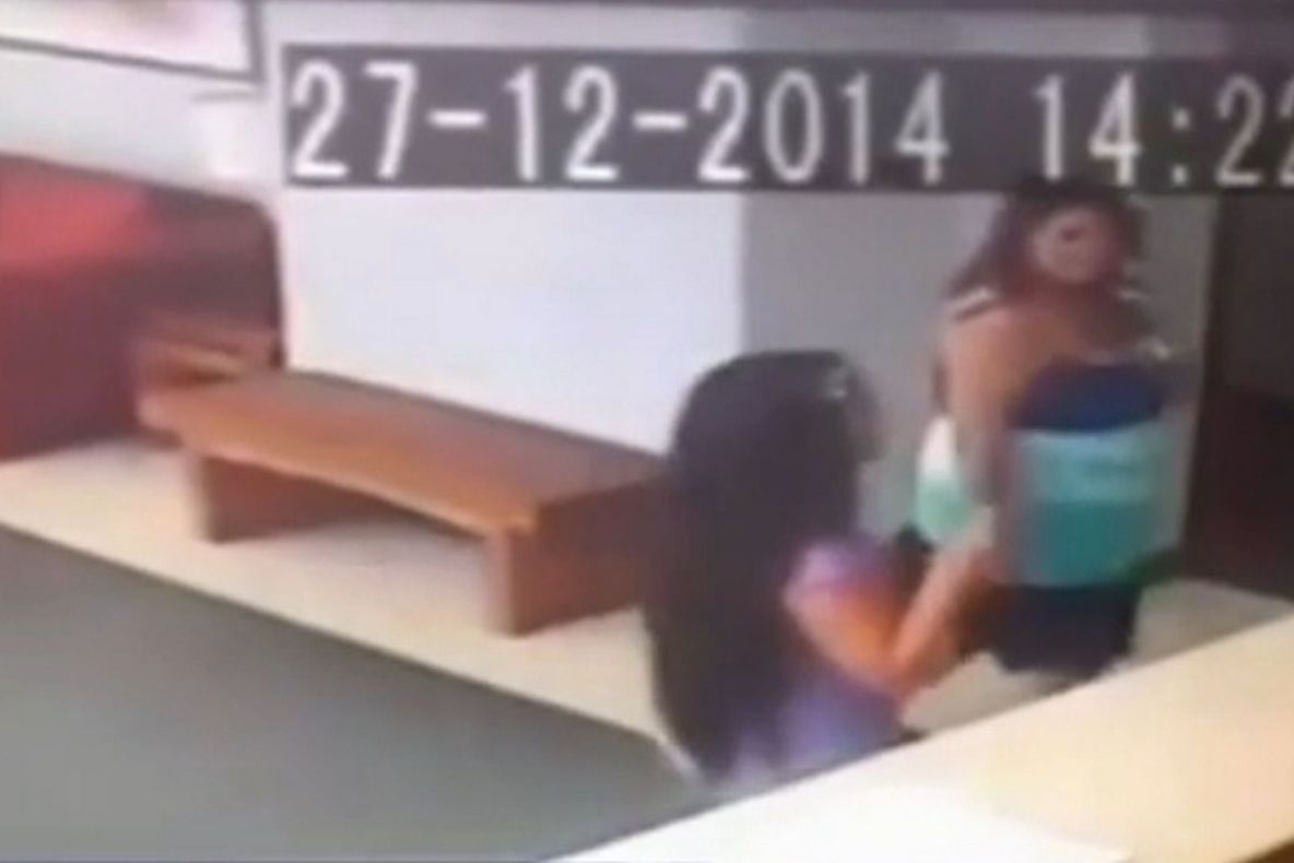 Femeia care a fost lovită de o fantomă. Totul e surprins pe camerele video