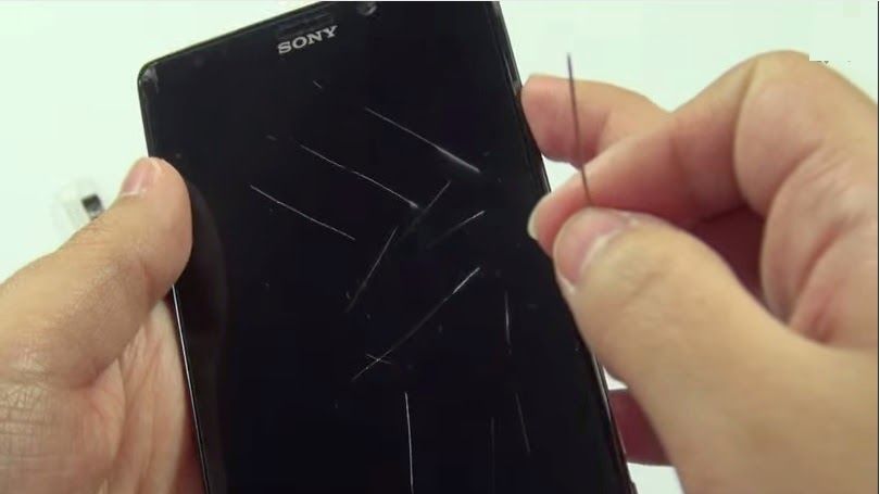 Asta e SALVAREA! Cum scapi de ZGÂRIETURILE de pe TELEFON. Nu te-ai gândit să folosești asta