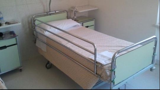 O tânără de 19 ani s-a trezit în mijlocul operaţiei pe creier şi i-a întrebat pe medici ce fac