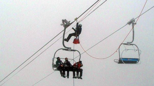 La un pas de tragedie! Un turist din Poiana Brașov a vrut să sară din telescaunul aflat în mers