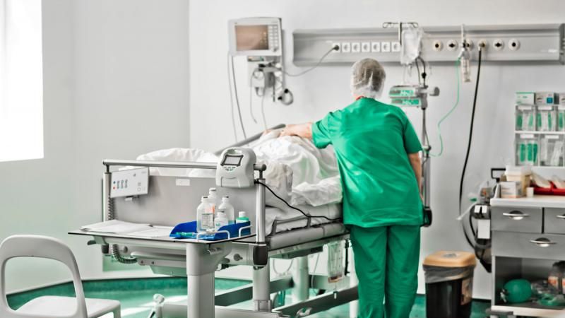 ADOLESCENTĂ de 13 ani a înghițit mai multe pastile, după o ceartă cu MAMA. URMĂRILE au fost GRAVE