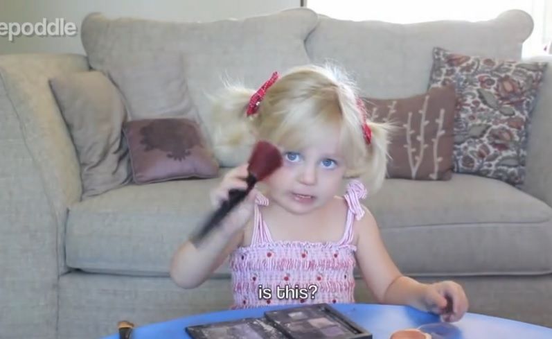 VIDEO. O fetiță de 2 ani te învață cum să te machiezi