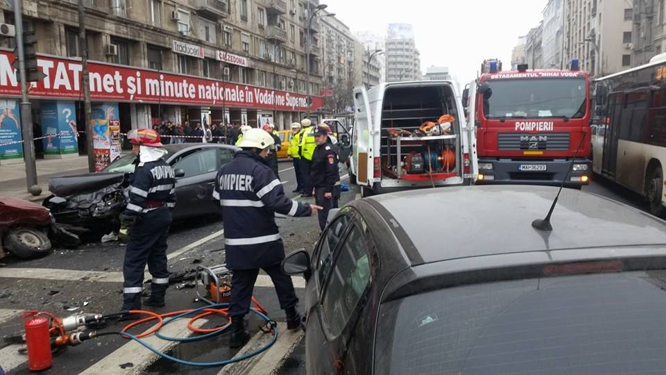 Accident teribil în centrul Bucureştiului, la Piaţa Romană: două persoane au murit