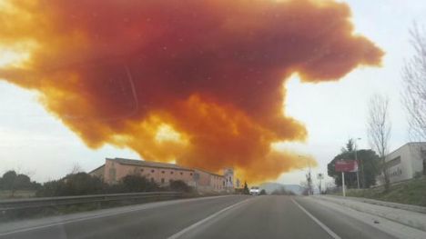 Alertă în Barcelona, după o explozie la o uzină chimică : un uriaş nor toxic ameninţă oraşul - FOTO